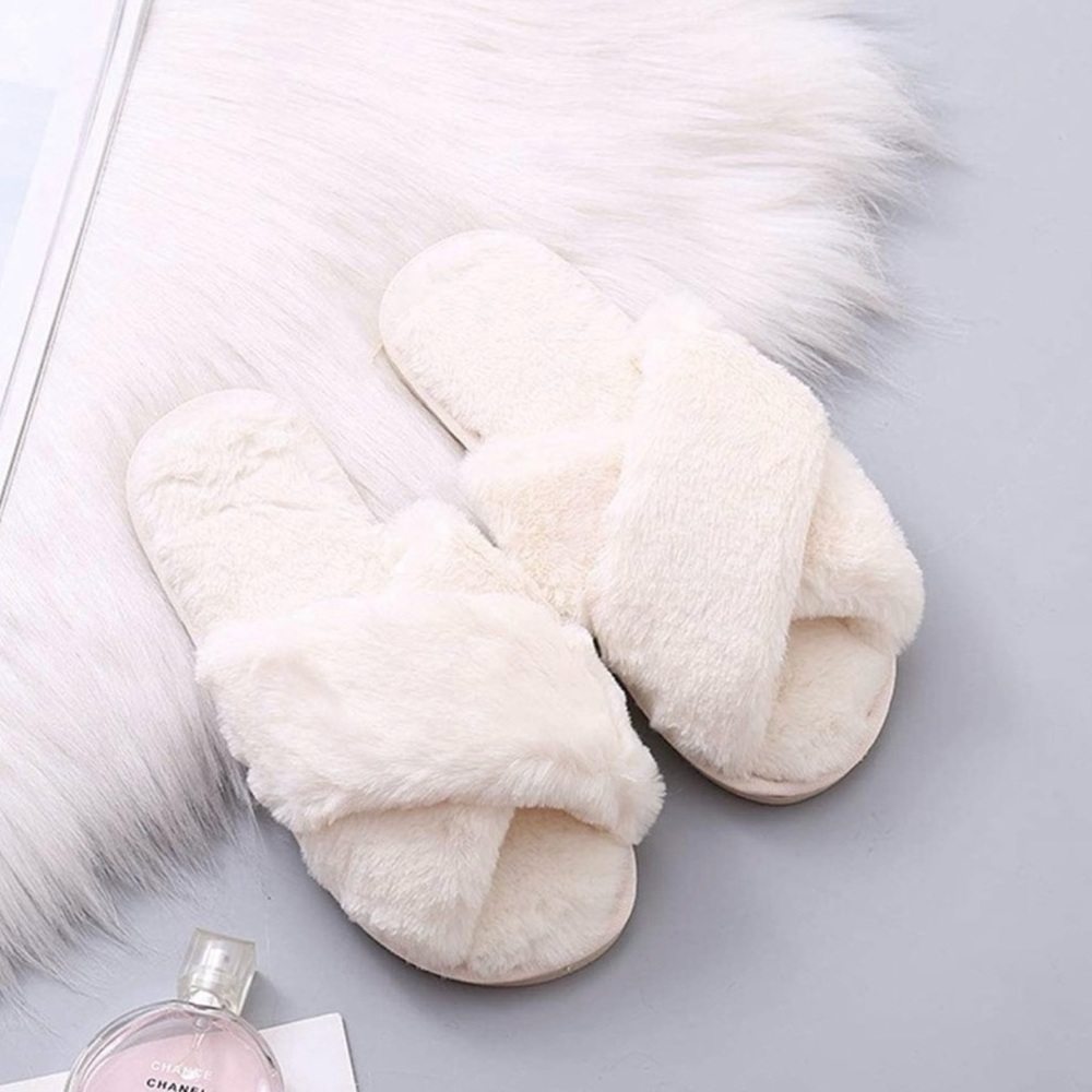 Women’s Fluffy White Slippers With Rubber Soles Size 7
